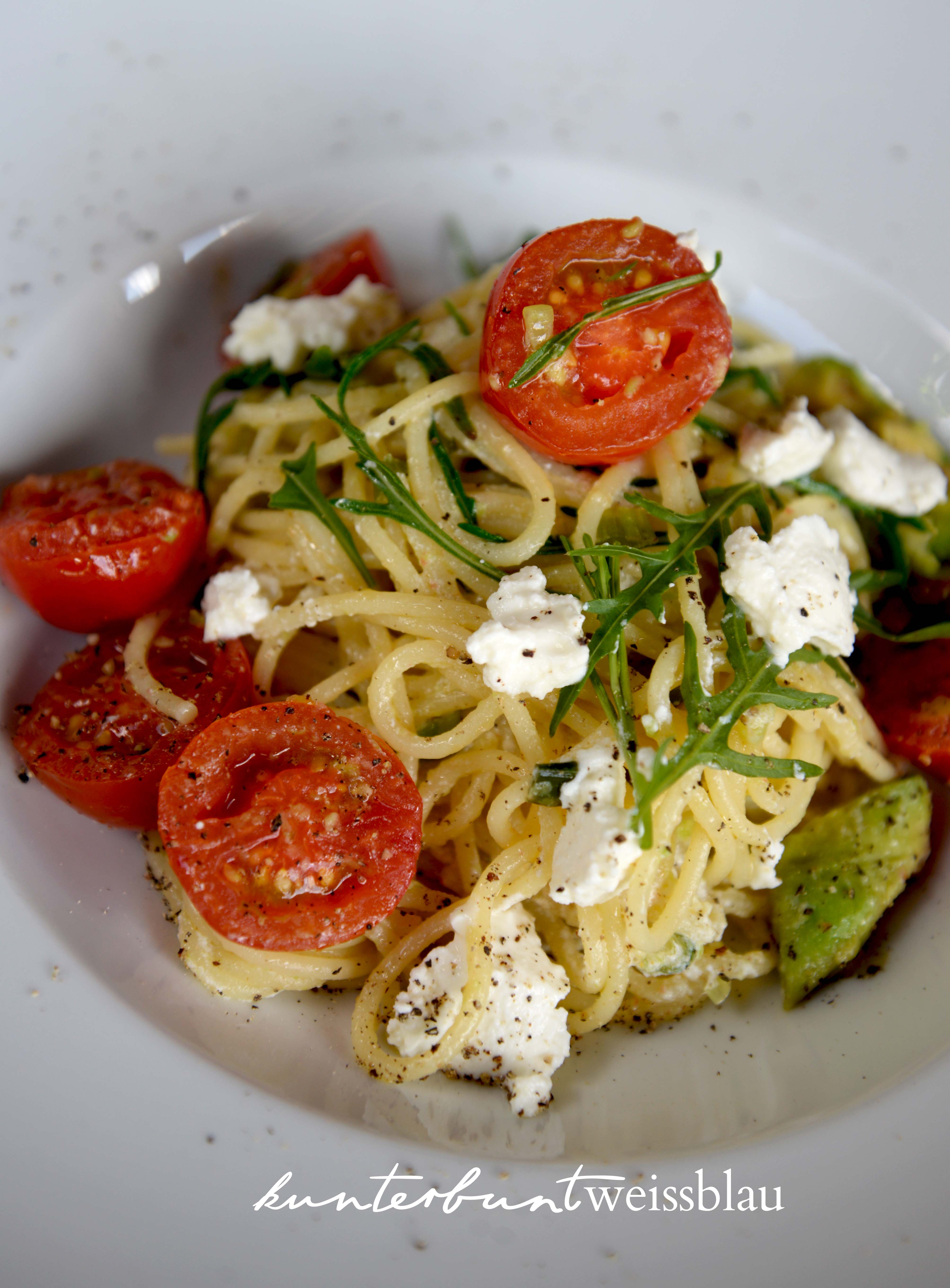 Pasta kunterbunt mit Avocado, Ricotta, Rucola und Tomaten